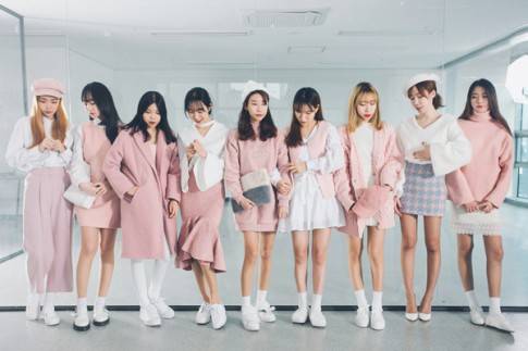 패션 트렌드북 마리쉬의 로즈쿼츠 단체 시밀러 룩. (사진 출처 : 마리쉬)