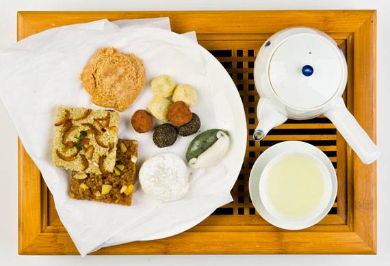 ‘비원’은 역사책 속에 등장하는 궁중떡을 전통 레시피 그대로 재현한다. 두텁턱, 단자, 쌍개피떡, 찹쌀떡, 약식, 갖은편(시계 방향으로)이 대표적이다. [사진 김경록 기자]