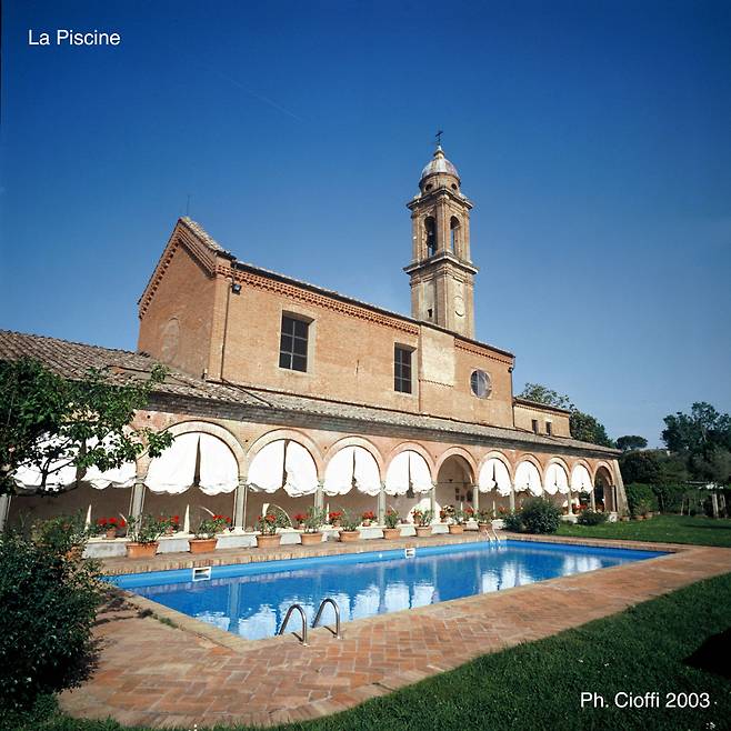 세르토사 디 마지오의 메인 건물과 수영장.