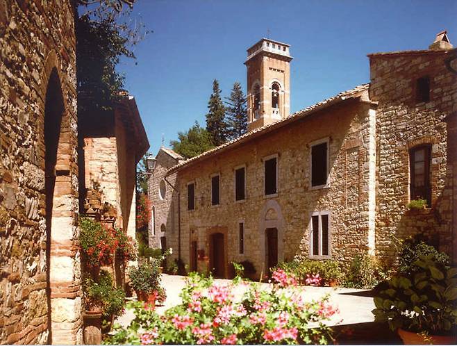 오렌지빛 건물과 꽃이 어우러진 보르고 산펠리체.