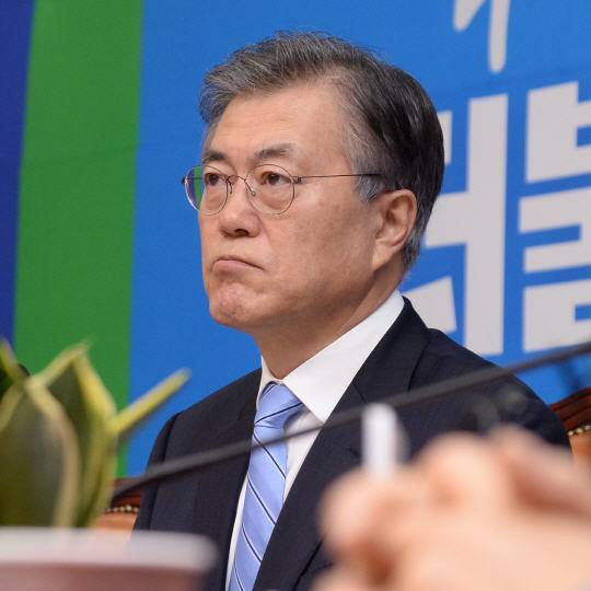 더불어민주당 문재인 대표가 27일 국회 당대표실에서 마지막 최고위원회의를 주재하고 있다. 사진=이동희 기자