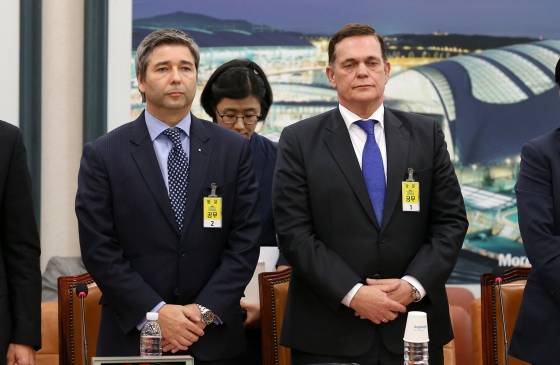 토마스 쿨 폭스바겐코리아 사장(왼쪽)과 요하네스 타머 아우디폭스바겐 코리아 사장이 지난해 10월 8일 오후 서울 여의도 국회에서 열린 국회 국토교통위원회의 종합감사에 증인으로 출석하고 있다./사진=뉴스1