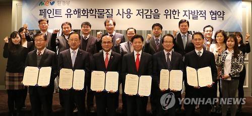 페인트 유해화학물질 사용 저감을 위한 자발적 협약식     (서울=연합뉴스) 27일 오전 서울 영등포구 켄싱턴호텔에서 열린 페인트 유해화학물질 사용 저감을 위한 자발적 협약식에서 정연만 환경부 차관(앞줄 왼쪽 세번째) 등 참석자들이 협약 체결 후 기념촬영을 하고 있다.  << 환경부 제공 >>