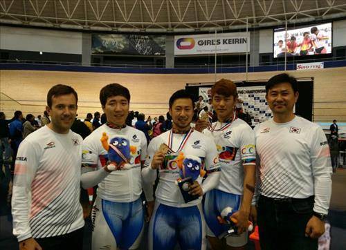 한국 사이클 남자 단체스프린트 대표팀. 왼쪽부터 로스 에드가 코치, 임채빈, 강동진, 손제용, 엄인영 감독. <대한자전거연맹 제공사진>