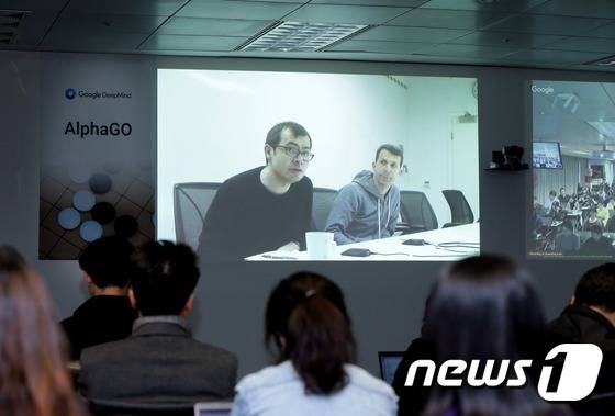 인공지능(AI) 컴퓨터 '알파고'를 개발한 구글 자회사 딥마인드의 데미스 하사비스 CEO(왼쪽)와 데이비드 실버가 28일 오후 열린 한국 미디어와의 생중계 미디어브리핑에서 질문에 답하고 있다.(사진제공=구글코리아) © News1