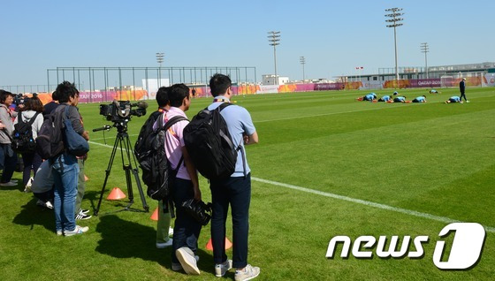 28일(한국시각) 카타르 도하 카타르축구협회 훈련장에서 대한민국 올림픽 축구대표팀 공식 훈련장에서 일본 취재진이 한국 대표팀의 팀 훈련을 지켜보고 있다.4강전에서 카타르를 격파하며 리우 올림픽 본선 티켓을 따낸 선수들은 30일(한국시각) 일본과 결승전을 치른다. 2016.1.28/뉴스1 © News1(도하(카타르)=뉴스1) 손형주 기자