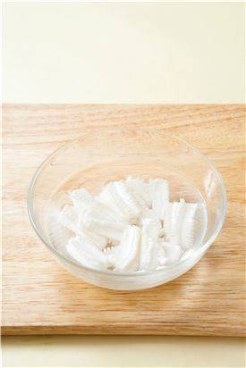 1. 오징어는 껍질을 벗겨 칼집을 넣고 1.5㎝ 폭으로 썰어 끓는 물에 데쳐 얼음물에 담갔다가 물기를 뺀다.