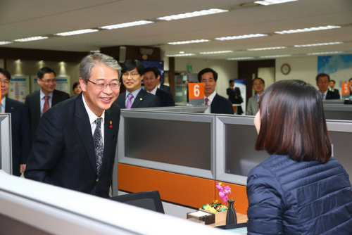 임종룡 금융위원장이 28일 서울 중구 남대문로 신용회복위원회를 방문해 상담직원을 격려하고 있다.  /사진제공=금융위원회