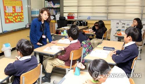 제주 교사가 진행하는 국제학교 국어수업     (서귀포=연합뉴스) 전지혜 기자 = 28일 제주 서귀포시 대정읍 제주영어교육도시의 한국국제학교(KIS) 교실에서 남광초 김우경 교사가 초등학교 4학년 국어수업을 진행하고 있다. 2016.1.28     atoz@yna.co.kr