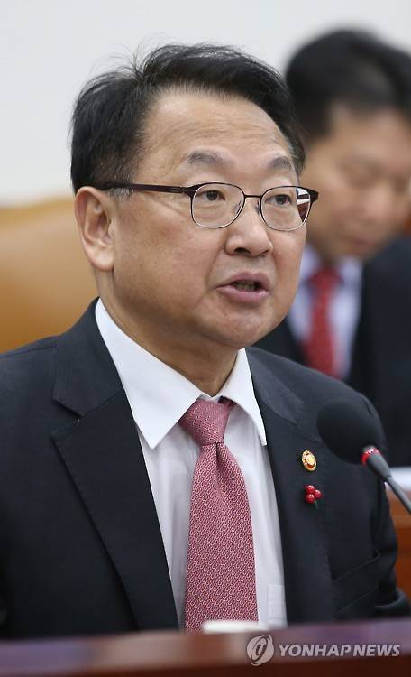 모두발언하는 유일호 경제부총리     (서울=연합뉴스) 신준희 기자 = 28일 오후 세종로 정부서울청사에서 열린 대외경제장관회의에서 유일호 경제부총리 겸 기획재정부 장관이 모두발언을 하고 있다. 2016.1.28     hama@yna.co.kr