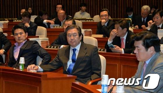 새누리당 김무성 대표와 원유철 원내대표 등이 29일 더불어민주당의 본회의 불참 소식이 알려진 직후 국회에서 열린 의원총회에서 심각한 표정을 짓고 있다.2016.1.29/뉴스1 © News1 송원영 기자