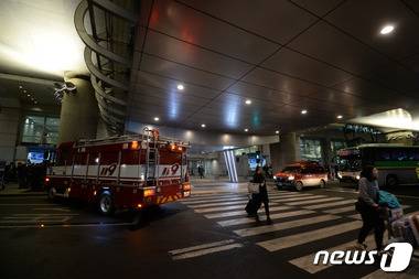 29일 인천국제공항 여객터미널 C입국장 옆 화장실에서 폭발물 의심 물체가 발견됐다. 신고를 받고 출동한 경찰특공대와 인천공항공사 폭발물처리반(EOD)은 주변을 통제한 뒤 해체 작업을 벌이고 있다. 2016.1.29/뉴스1 © News1 허경 기자