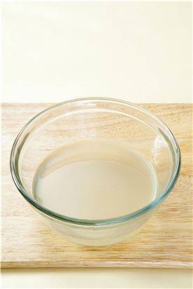 1. 동치미 국물에 물을 섞어 기호에 맞게 식초, 설탕, 소금으로 간을 한다.