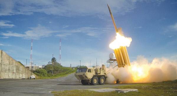 한·미 간에 고고도미사일방어체계(THAAD·사드) 한반도 배치 논의가 급진전되고 있는 것으로 알려졌다. 사진은 사드 체계 중 종말단계에서 탄도미사일 요격을 위해 미사일을 발사하는 장면.   미 국방부 제공
