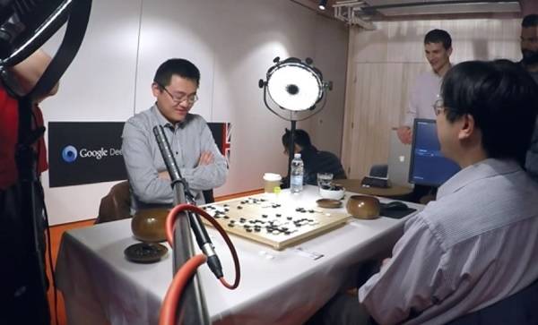 유럽 바둑 챔피언인 중국 프로 바둑기사 판 후이(2단)를 이긴 알파고