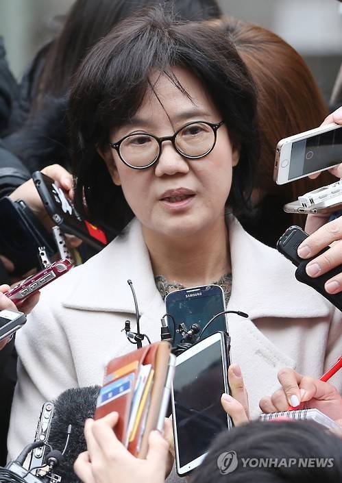 취재진 질문에 답하는 박유하 교수     (서울=연합뉴스) 임헌정 기자 = 일본군 위안부 피해자의 명예를 훼손한 혐의로 기소된 '제국의 위안부' 저자 박유하 세종대 교수가 29일 오전 서울 광진구 서울동부지법에서 열린 공판준비기일에 출석한 뒤 취재진 질문에 답하고 있다. 박 교수는 2013년 8월 펴낸 '제국의 위안부'에서 위안부 피해자들을 '자발적 매춘부', '군인의 전쟁 수행을 도운 애국처녀' 등으로 표현해 명예를 훼손한 혐의로 기소됐다.     kane@yna.co.kr