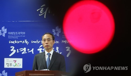 제4이동통신 사업자 출범 또 무산     (과천=연합뉴스) 서명곤 기자 = 조규조 미래부 통신정책국장이 29일 오후 과천 정부과천청사 기자실에서 기간통신사업 허가를 신청한 퀀텀모바일·세종모바일·K모바일 등 3개 법인의 사업계획서를 심사한 결과 3사 모두 허가적격 기준(70점)에 미달해 기간통신사업 허가대상법인을 선정하지 않았다고 밝히고 있다.         seephoto@yna.co.kr