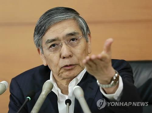 일본, 대규모 금융완화 정책 유지키로  (도쿄 EPA=연합뉴스) 15일(현지시간) 일본 도쿄에서 구로다 하루히코(黑田東彦) 일본은행 총재가 기자회견하는 모습.