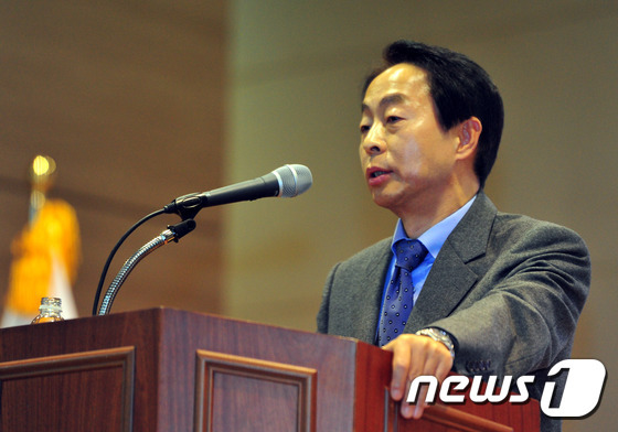 고 김영삼 전 대통령의 차남 김현철 씨가 지난 20일 서울 동작구 상도동 김영삼도서관에서 열린 민주동지회 신년인사모임에 참석해 축사하고 있다. 2016.1.20/뉴스1 © News1 장은진 기자