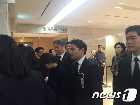 최태원 SK그룹 회장과 노소영 아트센터나비 관장이 30일 오후 서울 일원동 삼성서울병원에서 열린 SK그룹 창업주의 부인 故 노순애 여사의 입관식에 참석하고 있다. © News1 장은지 기자
