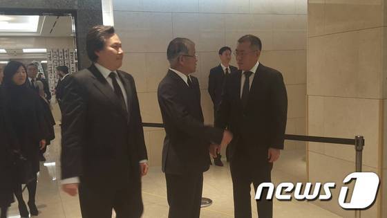 최신원 SKC 부회장이 故 노순애 여사 빈소를 찾은 정의선 현대차 부회장을 배웅하고 있다. © News1 김태헌 기자