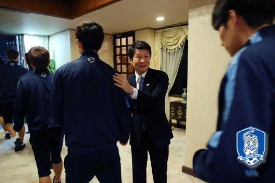 카타르에 머물고 있는 정몽규 대한축구협회 회장이 오는 6월 유럽과의 A매치 평가전을 추진하고 있다고 밝혔다. (대한축구협회 제공) © News1