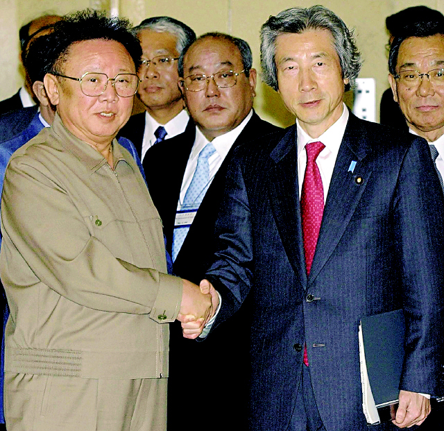 고이즈미 준이치로 일본 총리도 2004년 김 위원장과 정상회담을 했다. 평양/AP 연합뉴스