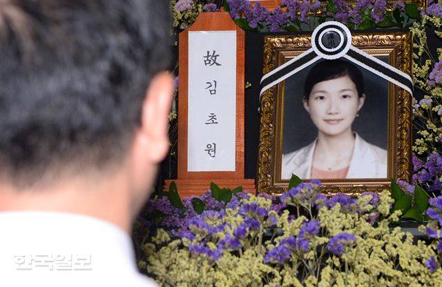 세월호 사고로 숨진 김초원 단원고 기간제 교사 김초원씨 영정 사진. 그는 기간제라는 이유로 순진 신청했지만 심사도 않고 퇴짜를 맞았다. 한국일보 자료사진