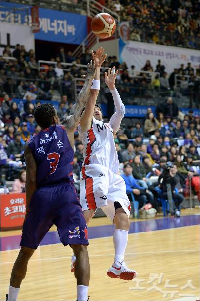오리온 조 잭슨 앞에서 페이더웨이를 시도하는 모비스 양동근 (사진/KBL)