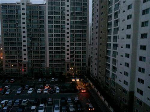 30일 오후 4시 경기 용인의 한 아파트 단지가 자체 수전보수 설비 중 전기가 끊겨 정전됐다. 2016.1.30 <<독자제공>>