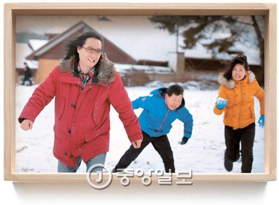 집 앞 공터에서 눈싸움을 하고 있는 김재인씨 가족. [사진 권혁재 사진전문기자]
