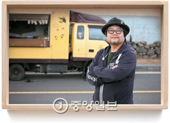 노란 커피 트럭 ‘풍만이’를 몰고 전국을 유랑하는 바리스타 이담씨. [사진 권혁재 사진전문기자]