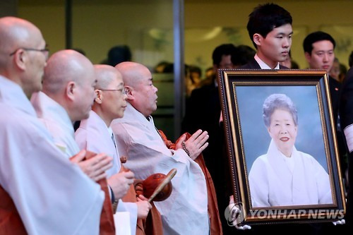 故 노순애 여사 발인식     (서울=연합뉴스) 진연수 기자 = 31일 오전 서울 일원동 삼성서울병원 장례식장에서 고 최종건 SK그룹 창업주의 부인 노순애 여사의 발인식이 엄수되고 있다. 2016.1.31     jin90@yna.co.kr