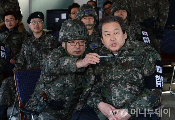 김무성 새누리당 대표가 1일 육군6사단 전방부대를 방문해 GOP에서 사단장으로부터 부대 현황을 듣고 있다.  2016.2.1/뉴스1  <저작권자 © 뉴스1코리아, 무단전재 및 재배포 금지>