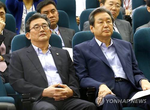 사진은 이한구(왼쪽)공천관리위원회의 수장과 새누리당  김무성 대표.  <<연합뉴스 자료사진>>