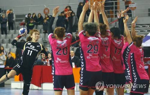 마지막 기회     (서울=연합뉴스) 김도훈 기자 = 1일 오후 서울 송파구 올림픽공원 SK핸드볼경기장에서 열린 SK코리아리그 삼척시청 대 SK슈가글라이더의 경기. 후반 종료 직전 삼척 심해인이 SK 골문 앞에서 마지막 프리드로우를 던지고 있다.   superdoo82@yna.co.kr