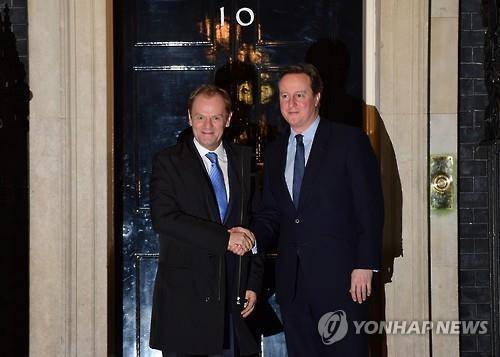 투스크 EU 정상회의 상임의장(왼쪽)과 캐머런 영국 총리(AFP=연합뉴스)