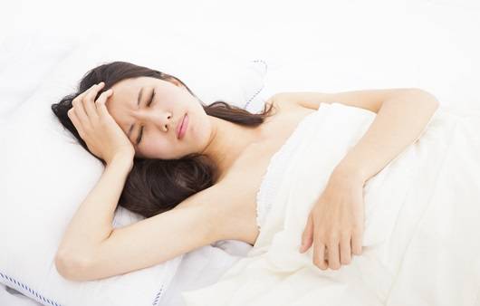 두통을 느끼는 여성