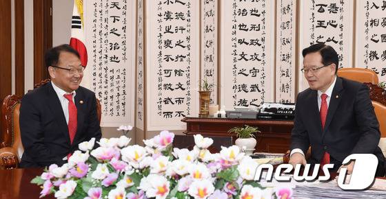 유일호 경제부총리 겸 기획재정부 장관이 2일 서울 여의도 국회에서 정의화 국회의장과 면담하고 있다. (기획재정부 제공) 2016.2.2/뉴스1