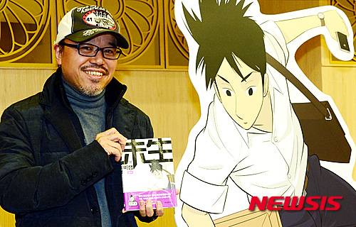 【서울=뉴시스】이영환 기자 = 2일 오후 서울 종로구 세종문화회관 예인홀에서 열린 '미생 - 아직 살아 있지 못한 자 10 : 포석(시즌2)' 출간 기념 기자간담회에서 윤태호 작가가 포즈를 취하고 있다. 2016.02.02.   20hwan@newsis.com