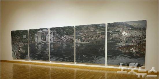 비린 곳, 각 227x181cm, 2015 금호미술관 설치 모습.