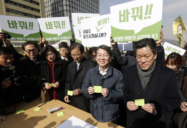 안철수(오른쪽 둘째)ㆍ천정배(오른쪽 셋째) 국민의당 공동대표와 주승용 원내대표(맨 오른쪽) 등이 3일 오전 서울 광화문 광장에서 유권자들에게 지지를 호소하고 있다. 김명진 기자 littleprince@hani.co.kr