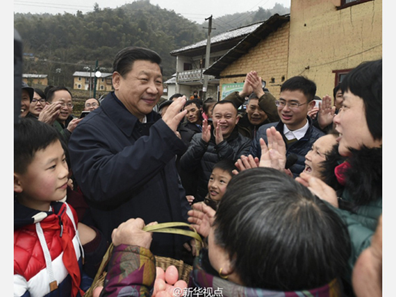 2일 시진핑 주석을 보기 위해 몰려든 주민들에게 둘러싸인 시진핑 주석이 손을 들어 답례하고 있다.