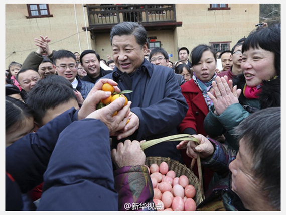 시진핑 주석이 주민들이 마련한 계란과 과일을 받아 들며 미소를 띠고 있다.