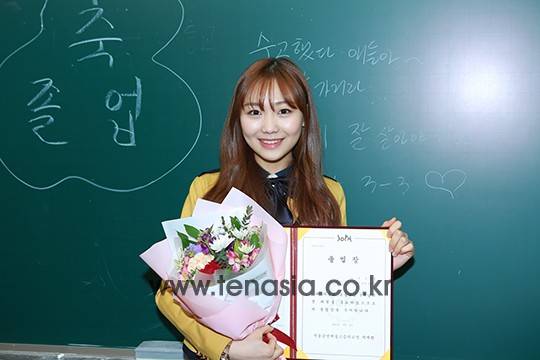 걸그룹 러블리즈(베이비 소울,유지애,진,이미주,서지수,케이,류수정,정예인) 멤버 류수정이 4일 오전 서울 구로구 궁동 서울공연예술고등학교 졸업식에 참석하고 있다.