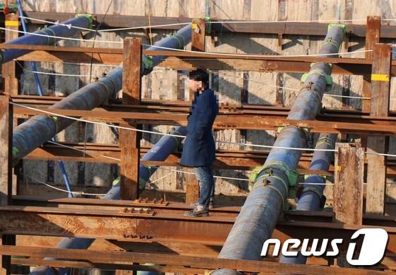 3일 서울 성동구 '재사용 플라자' 공사현장 철골구조물에 올라간 이모(35)씨. (성동경찰서 제공) © News1