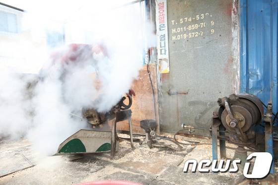 4일 경남 의령군 신반전통시장에서는 강정이나 한과를 만들기 위해 꼭 거쳐야 하는 뻥튀기 소리로 다가오는 설 명절 분위기가 무르익어 가고 있다(의령군 제공)2016.2.4/뉴스1 © News1 이철우 기자