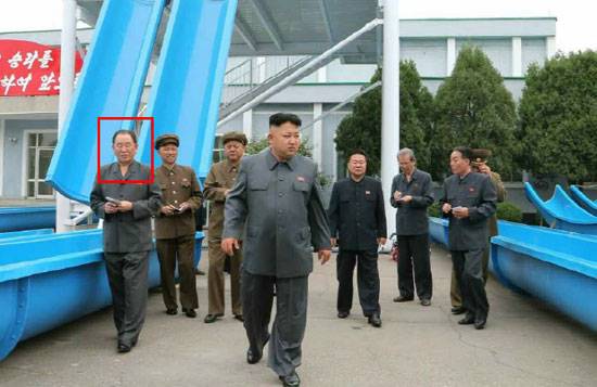 지난 2014년6월 인민복차림으로 김정은 국방위 제1위원장을 수행한 김영철 군 정찰총국장 [사진=노동신문]