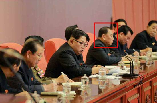 4일자 노동신문이 보도한 김정은의 당 중앙위 회의 주재 장면. 사복차림의 김영철이 보인다. [사진=노동신문]