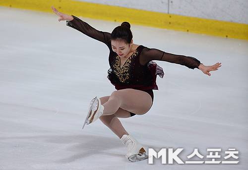 김해진이 제97회 전국동계체육대회 사전경기 피겨스케이팅 여자대학부 싱글 프리스케이팅에서 연기하다 넘어지고 있다. 사진(탄천종합운동장 빙상장)=천정환 기자